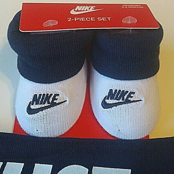 Nike Infant 2 Pc Set Bib & Booties - Picture 2 of 5